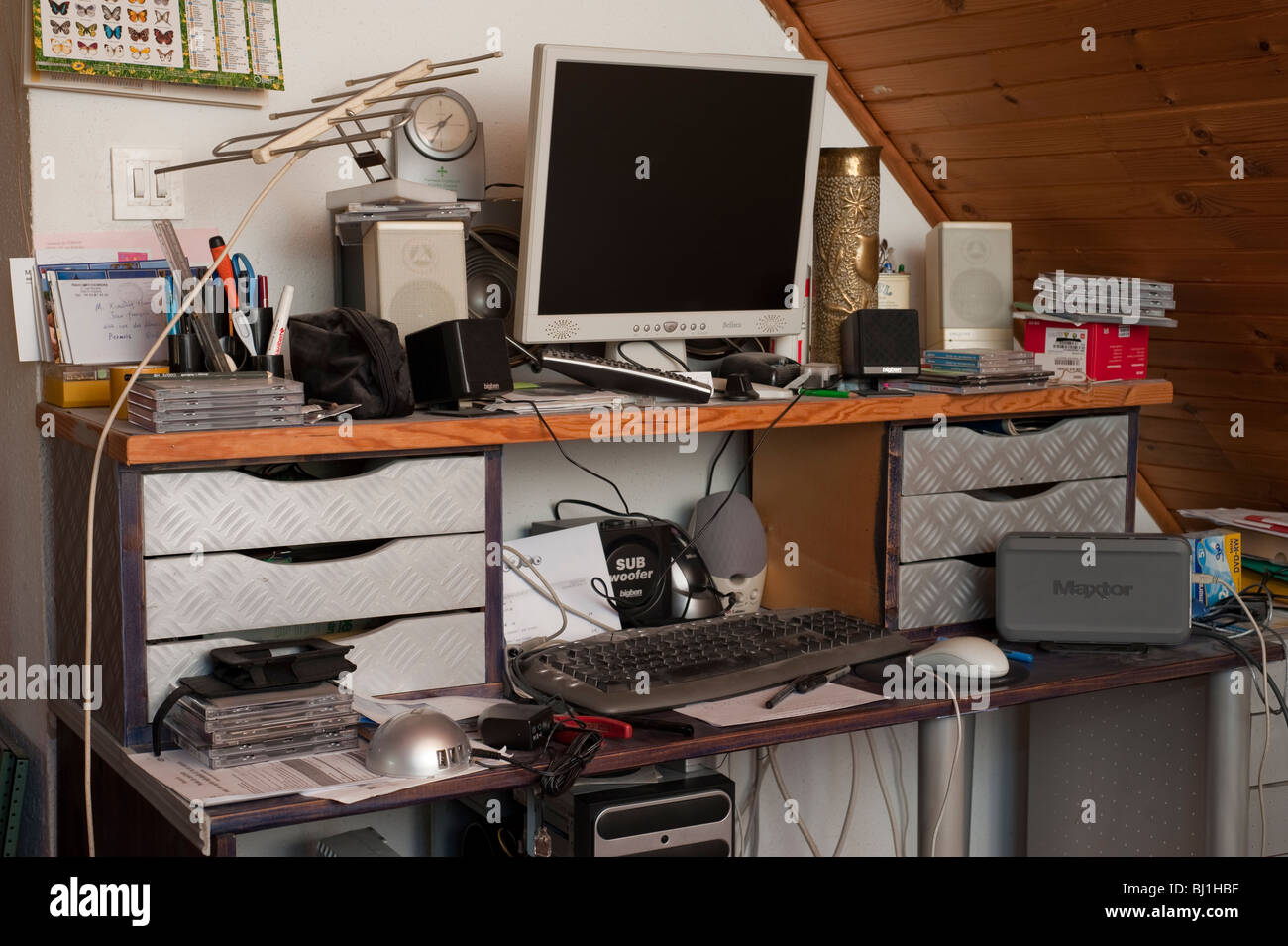 Ufficio a casa, all'interno del computer disordinato scrivania, all'interno, nessuno; computer per piccole imprese Foto Stock