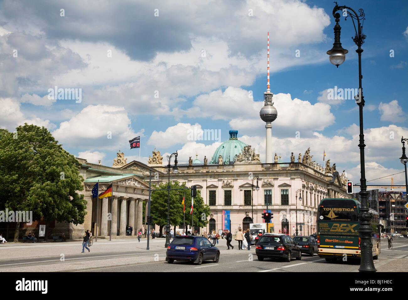 Il viale Unter den Linden e la torre della televisione. Berlino, Germania Foto Stock