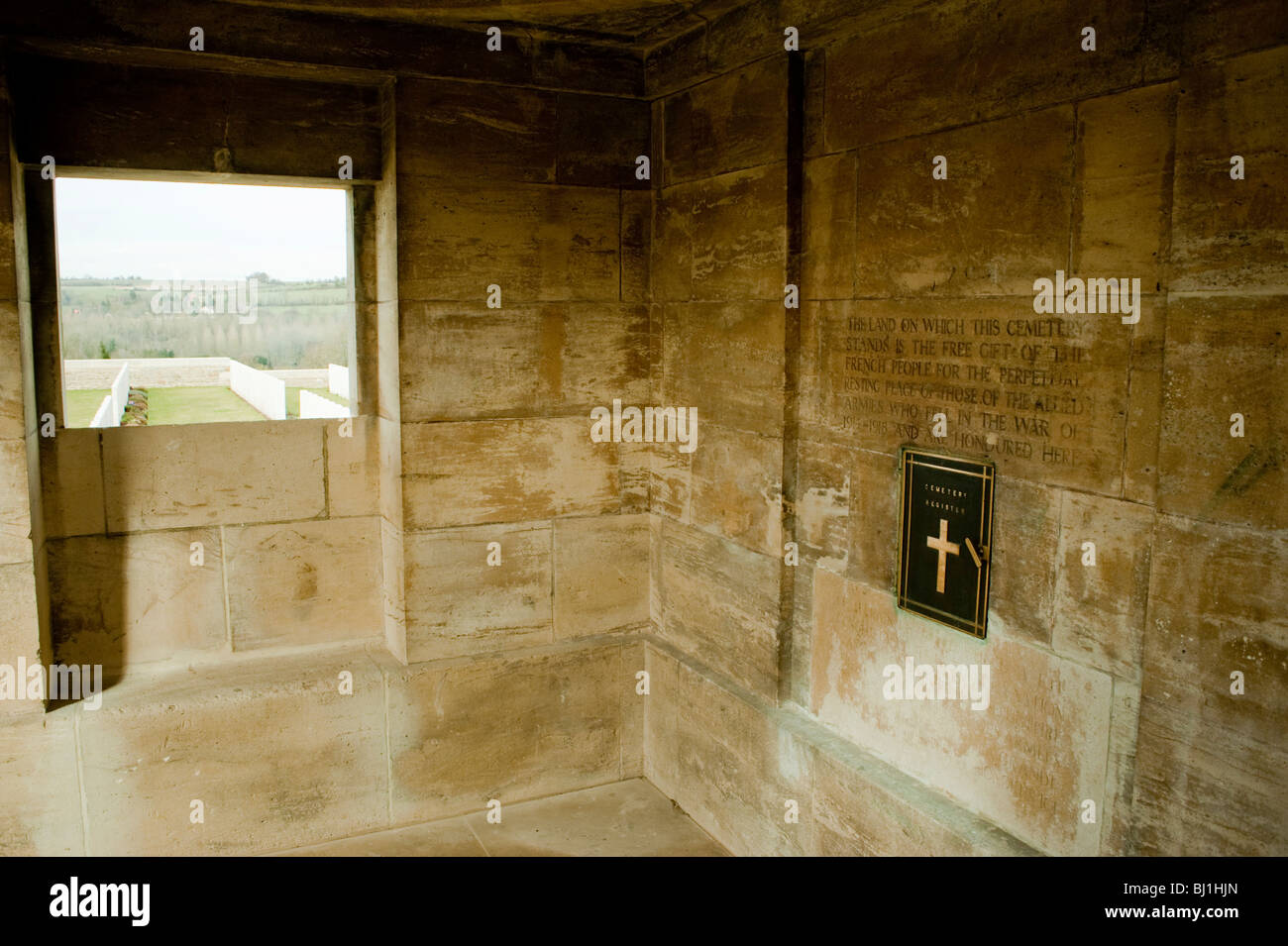 Somme regione nel nord della Francia, WW1 British nel cimitero Pernois, Interior mausoleo edificio, con dedizione la placca Foto Stock