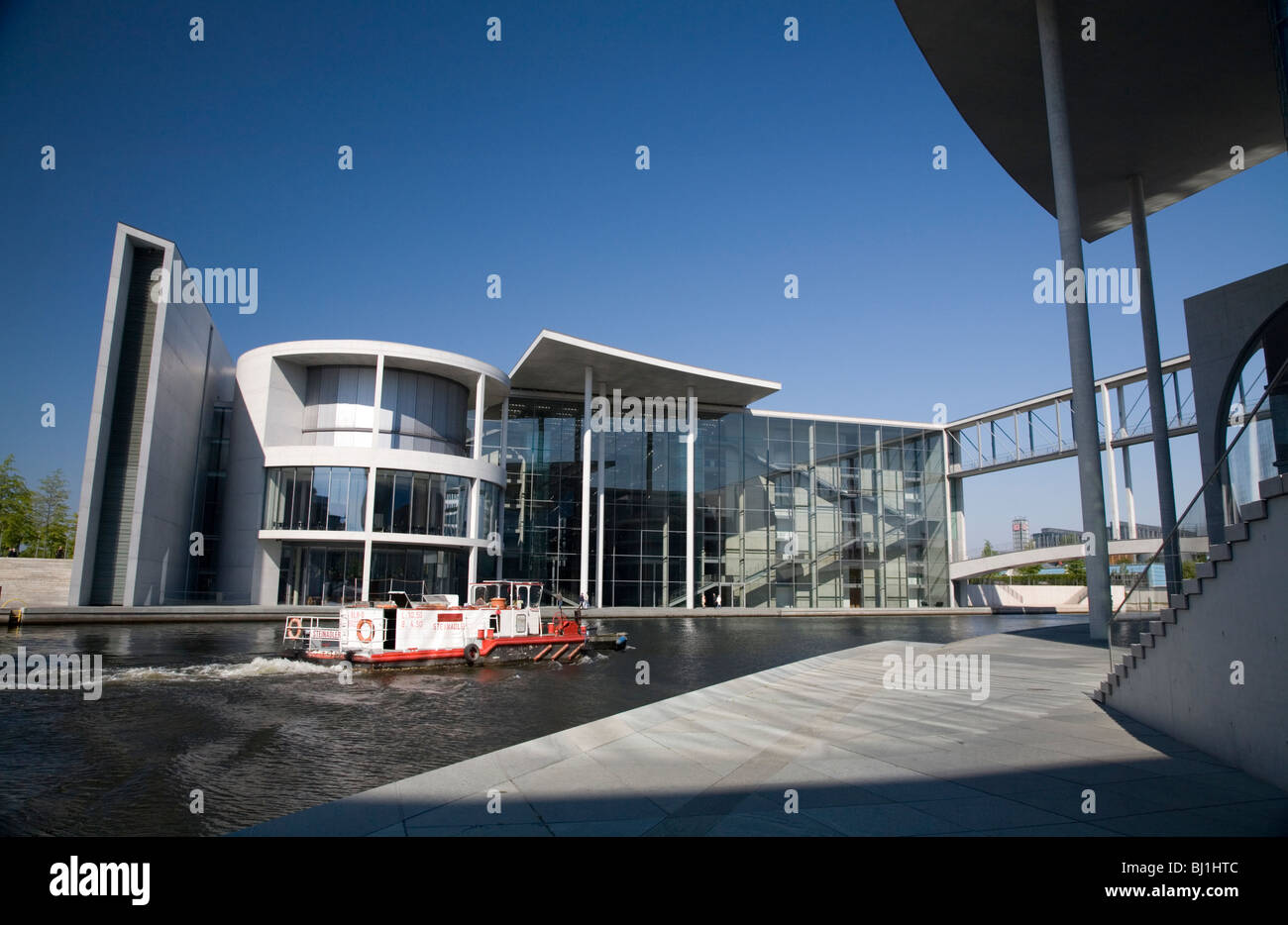 Bundestag dal fiume Sprea. Paul Löbe e Marie-Elisabeth Lüders Casa del Governo tedesco edifici, vicino il palazzo del Reichstag. Platz Foto Stock