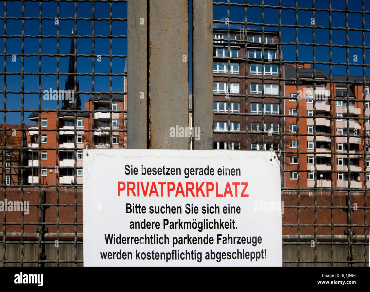 Parcheggio Vietato firmare la lettura della proprietà privata, veicoli parcheggiati illegalmente verrà trainato a spese dei proprietari, Amburgo, Germania Foto Stock