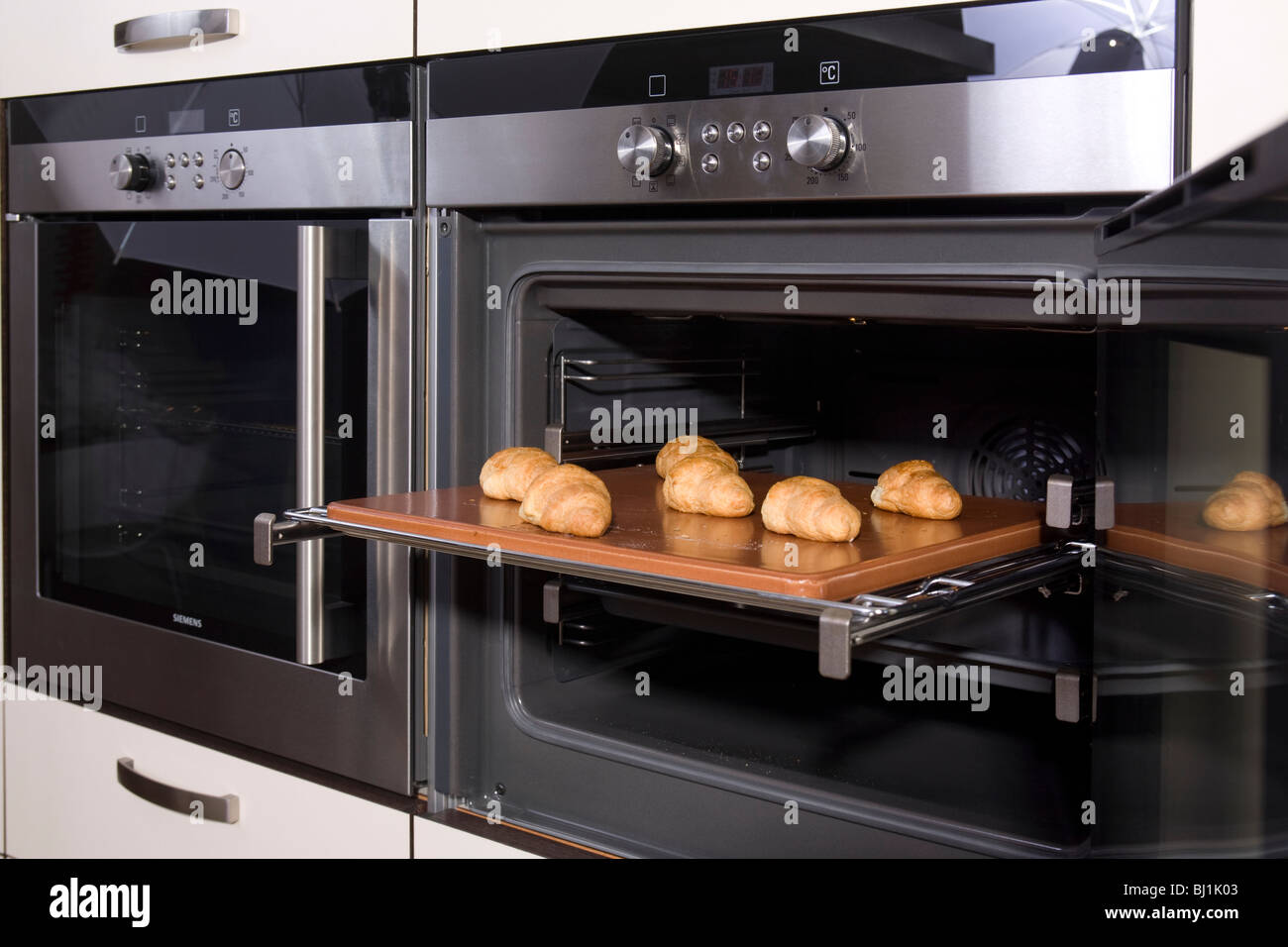 Forno doppia cucina con appena cotti piccoli croissant Foto Stock