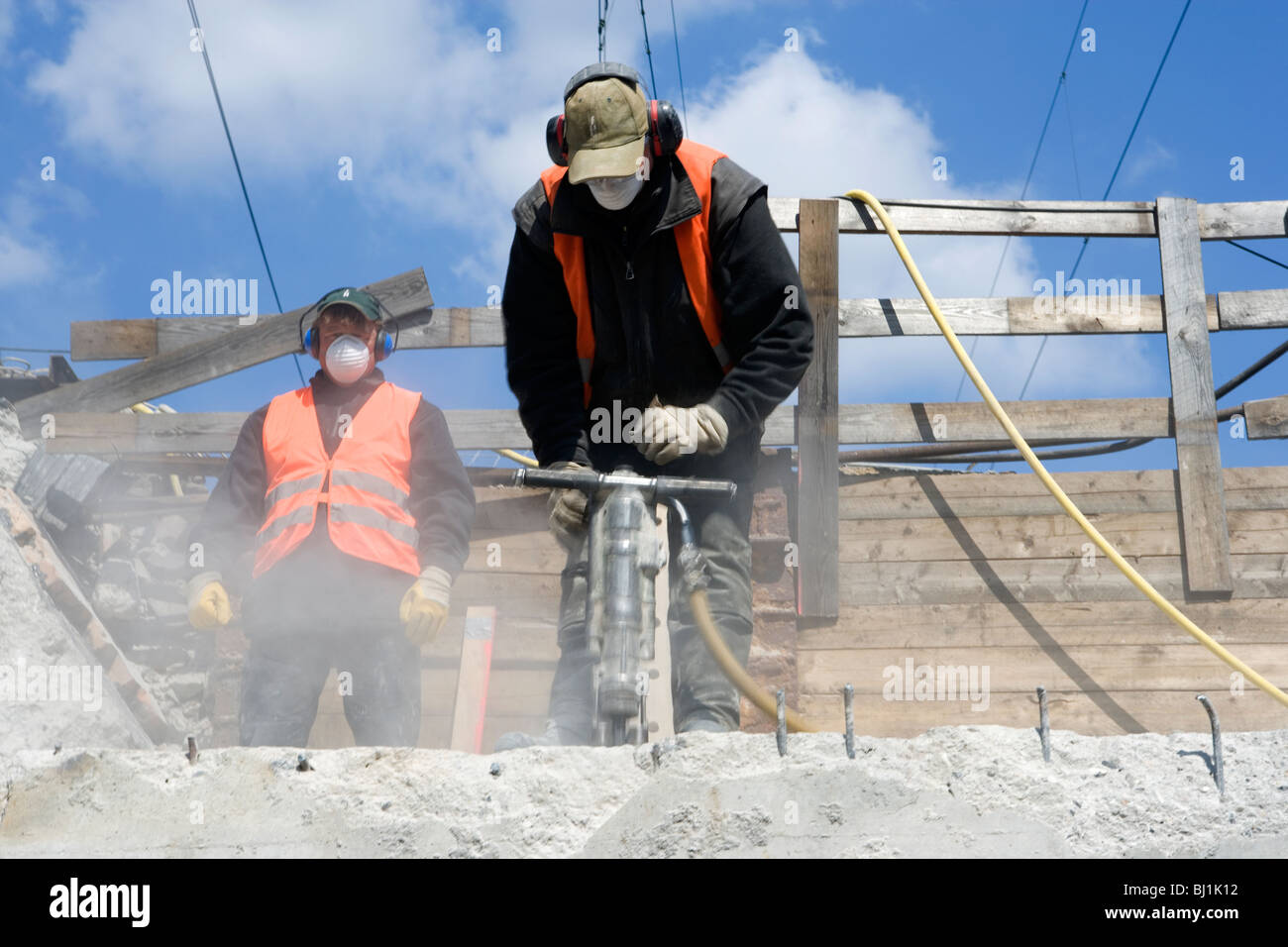 Operaio edile utilizzando un jackhammer, Amburgo, Germania Foto Stock