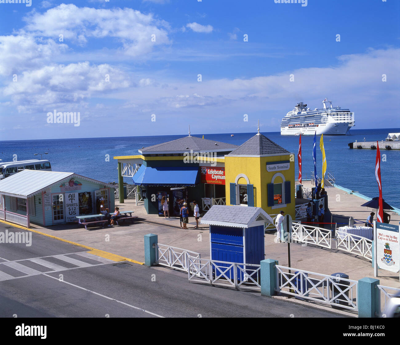 Waterfront che mostra la nave di crociera, George Town, Grand Cayman, Isole Cayman, Isole dei Caraibi Foto Stock