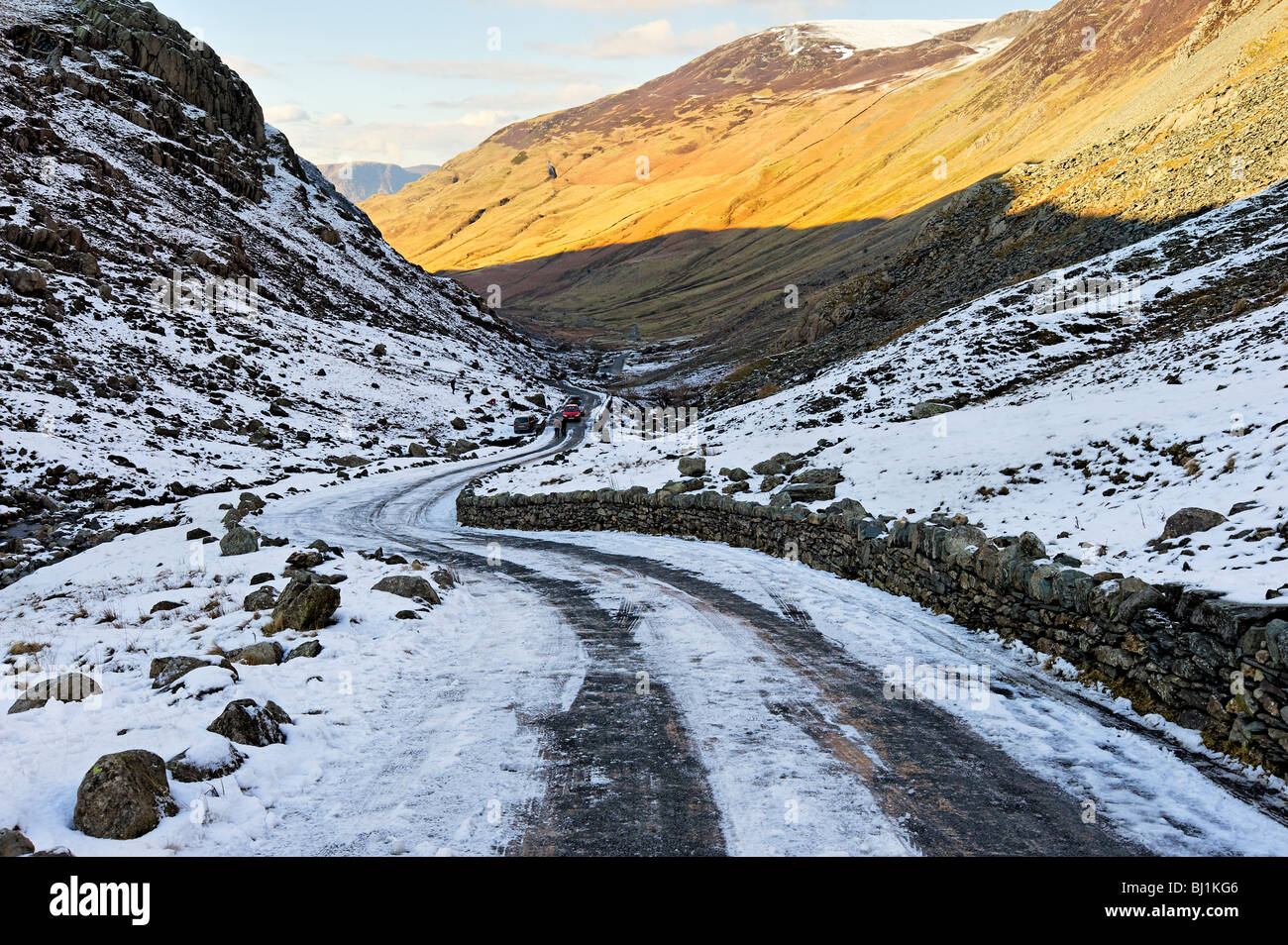 Il B5289 strada che conduce verso il basso Honister Pass in inverno Foto Stock