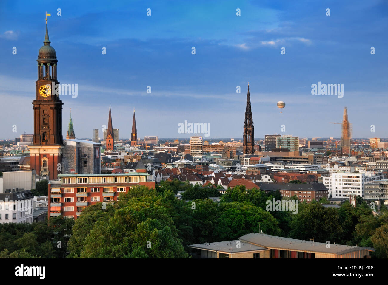 Di sera la vista dalla torre-lounge in Hotel Hafen verso la chiesa di San Michele e Churche ad Amburgo in Germania. Foto Stock