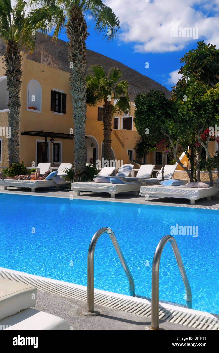 Hotel piscina a Kamari, isola di Santorini. Solo uso editoriale! Foto Stock
