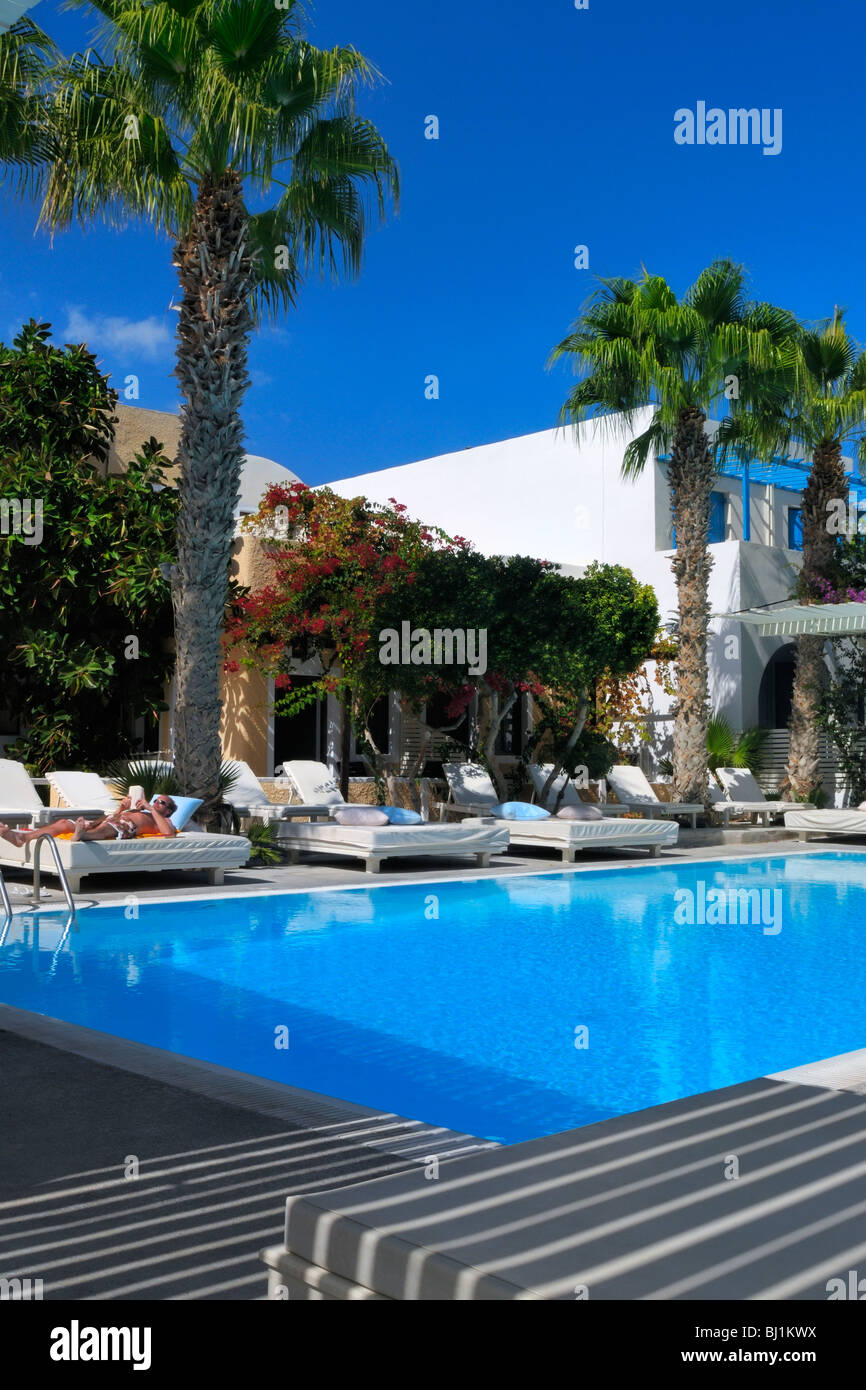 Hotel piscina a Kamari - Santorini Island, Grecia. Solo uso editoriale! Foto Stock