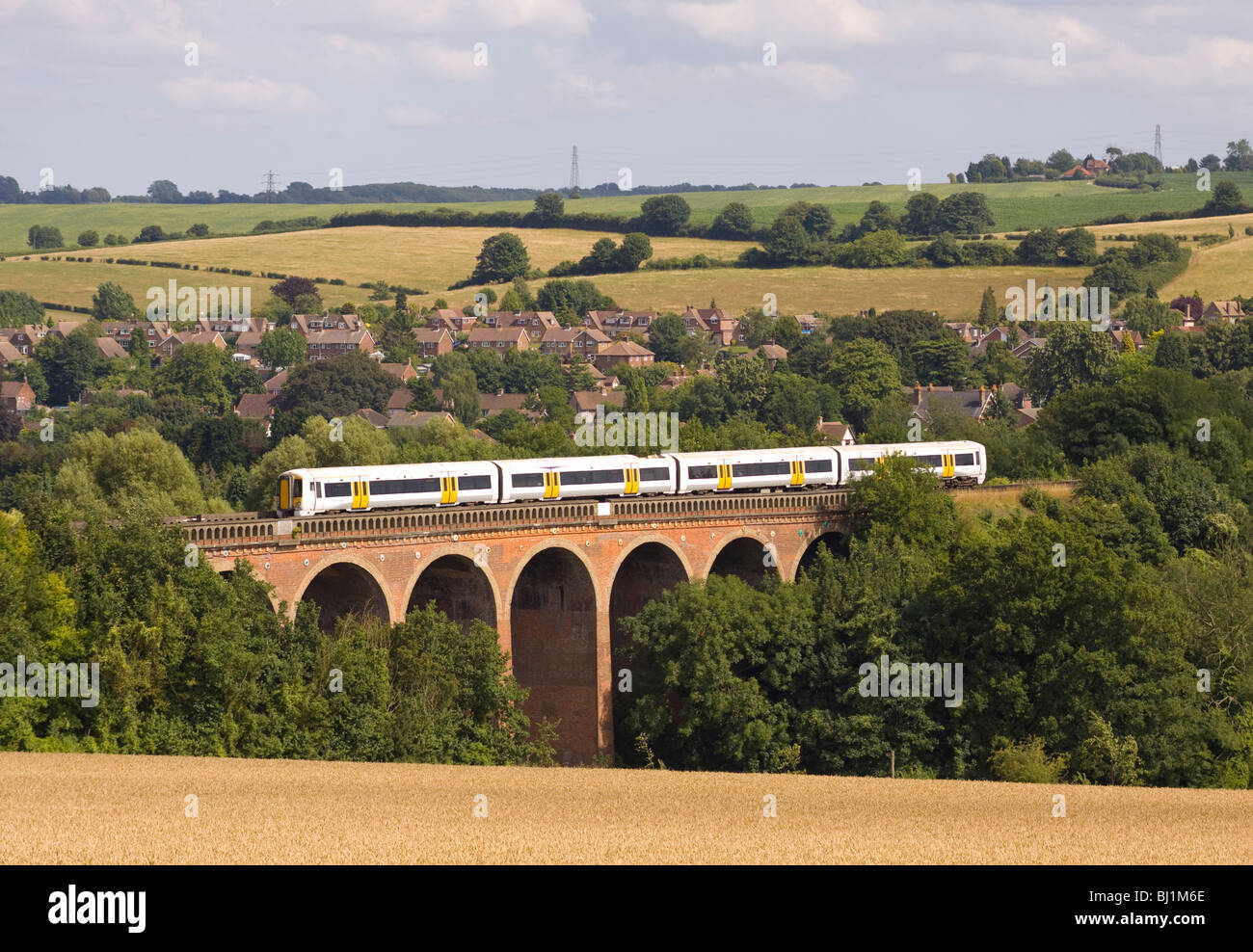 Moderno treno passeggeri attraversando Eynsford viadotto in Kent England Foto Stock