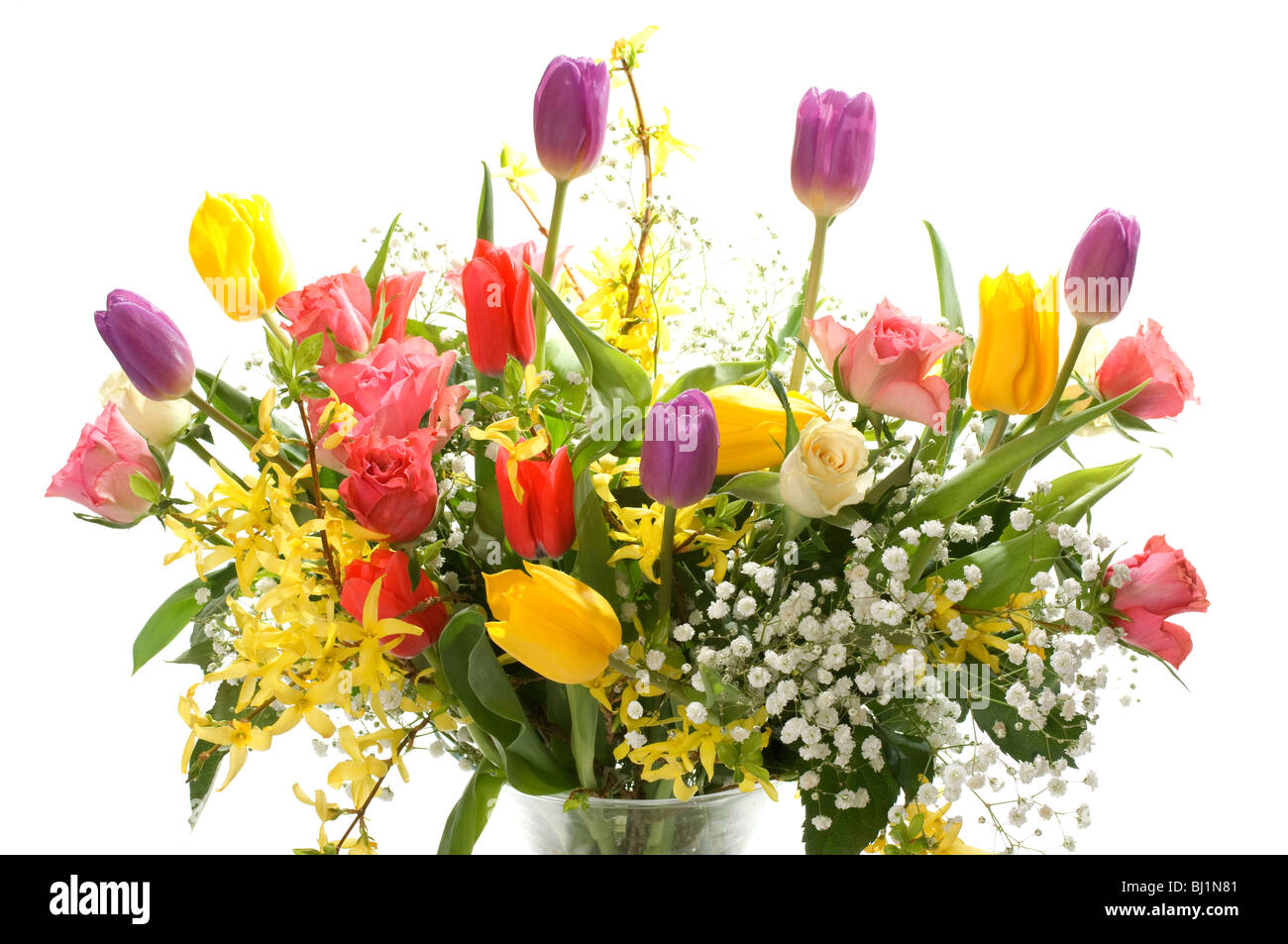 Bouquet di fiori di primavera in chiaro a vaso di vetro isolato come un intaglio contro il bianco di sfondo per studio Foto Stock