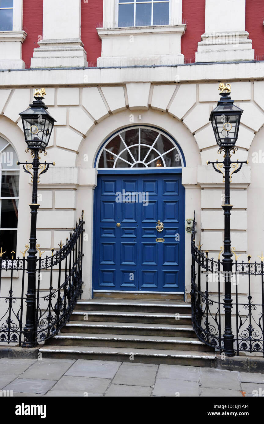Classic porta sul consiglio di costruzione a York in North Yorkshire England Regno Unito Foto Stock