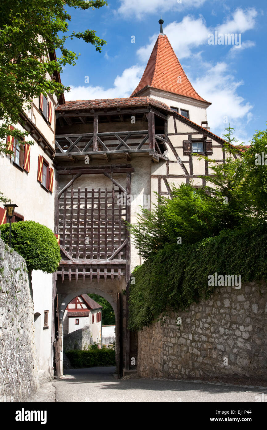 Archway sull esterno dell edificio e muro di pietra, Harburg Castello e Gateway Portcullis, Wörnitz Valley, Germania Foto Stock