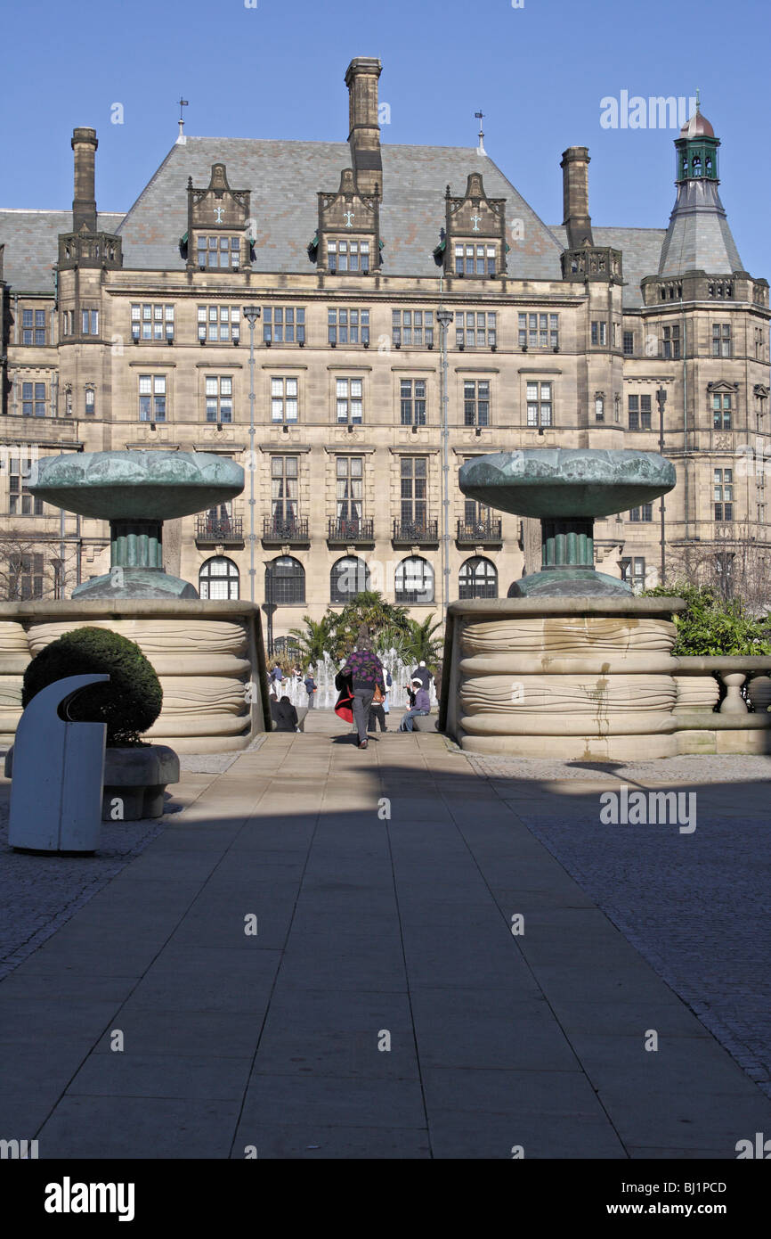 Il municipio di Sheffield e i Peace Gardens in un Sunny Spring Day, Inghilterra Regno Unito. Edificio vittoriano classificato di grado i nel centro di Sheffield Foto Stock