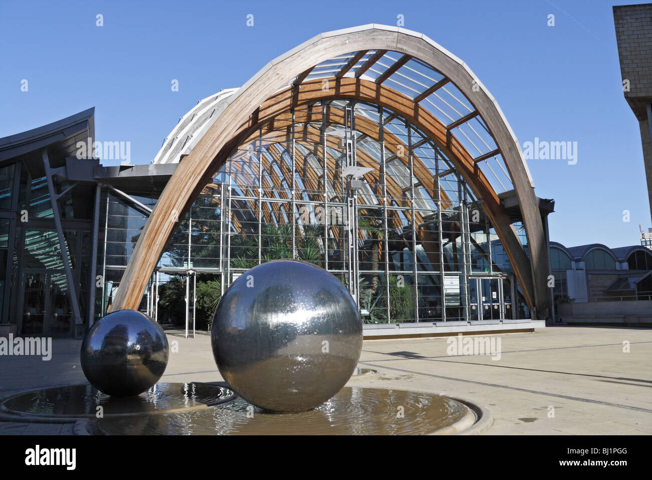 Winter Garden Glasshouse e Metal Ball nel centro di Sheffield, Inghilterra, Regno Unito Foto Stock