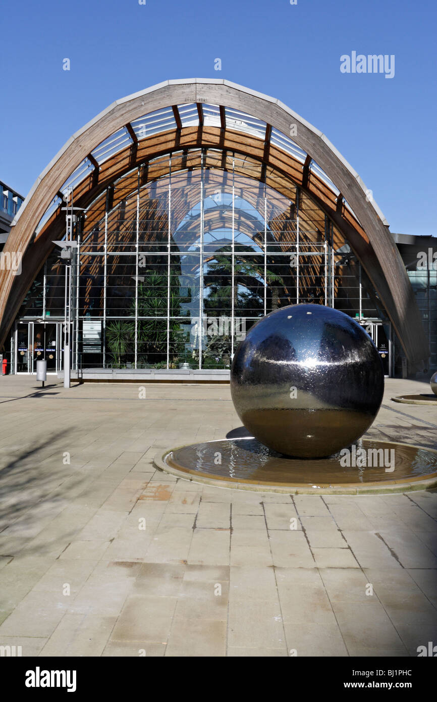 Winter Garden Glasshouse Millennium Square, e una palla di acciaio a Sheffield, Inghilterra Regno Unito Foto Stock