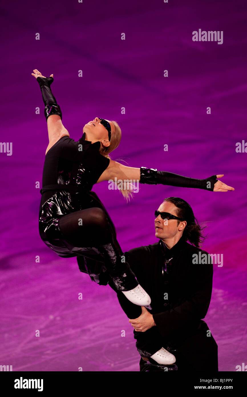 Oksana Domnina e Maxim Shabalin (RUS) danza su ghiaccio medaglia di bronzo durante il pattinaggio artistico a Gala il 2010 Giochi Olimpici Invernali Foto Stock
