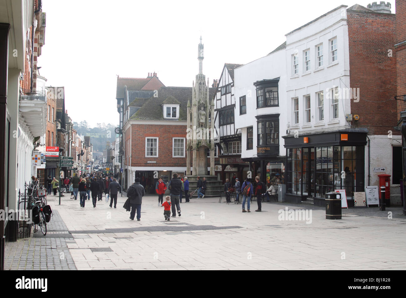 La città di cross in Winchester risale al XIV secolo. La croce è conosciuta come il "burro Croce', ed è stato il punto focale per cerimonie civili e attività per più di seicento anni. Le parti superiori della croce sono stati ricostruiti nel 1865 dall'architetto Gilbert Scott. Foto Stock