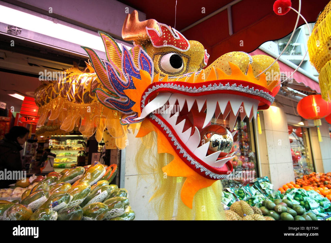 Una testa di drago salta fuori di un negozio presso il nuovo anno cinese sfilano per le strade di Parigi, Francia Foto Stock