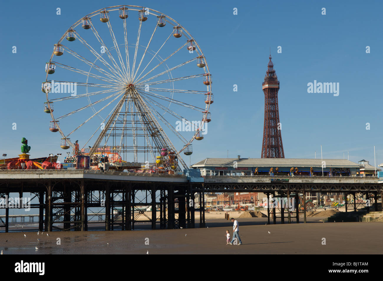 La Blackpool Tower, i moli e la Pleasure Beach sono le attrazioni di Blackpool Golden Mile, Lancashire, Regno Unito Foto Stock