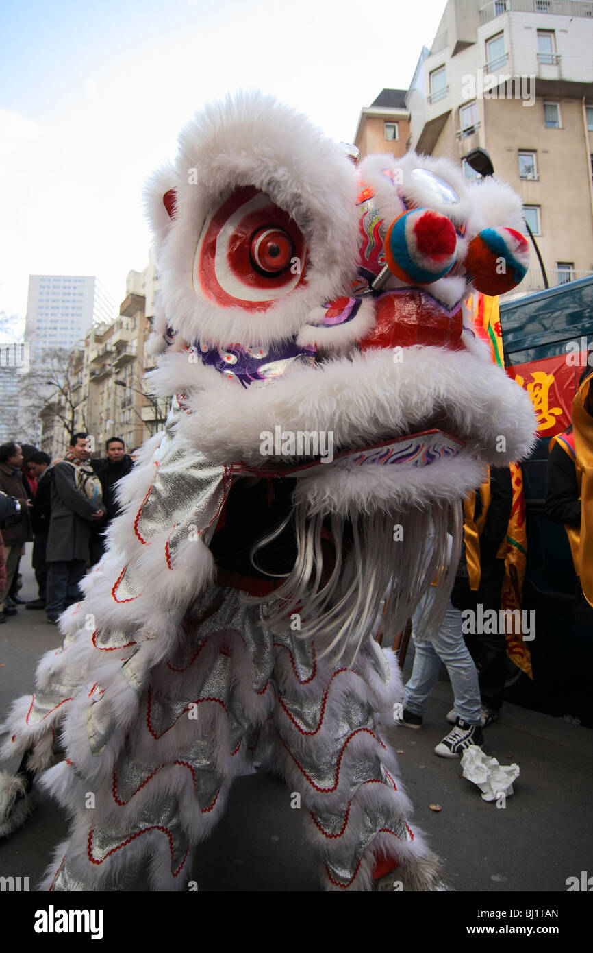 Un drago tradizionale danza del nuovo anno cinese sfilano per le strade di Parigi, Francia Foto Stock