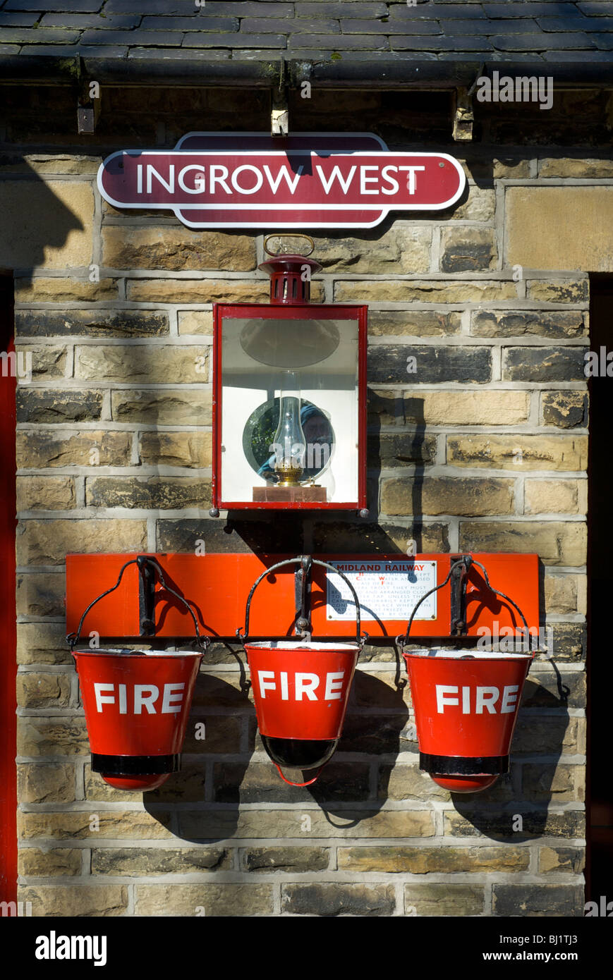 Fire cestelli appesi fino a Ingrow stazione ferroviaria ovest sulla Keighley & Worth Valley Railway Line, Keighley, West Yorkshire, Inghilterra U Foto Stock