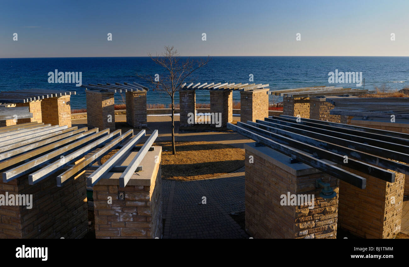 Abstract commemorativa stonehenge presso il vecchio ajax impianto di trattamento acque sito sul lago Ontario in inverno Foto Stock