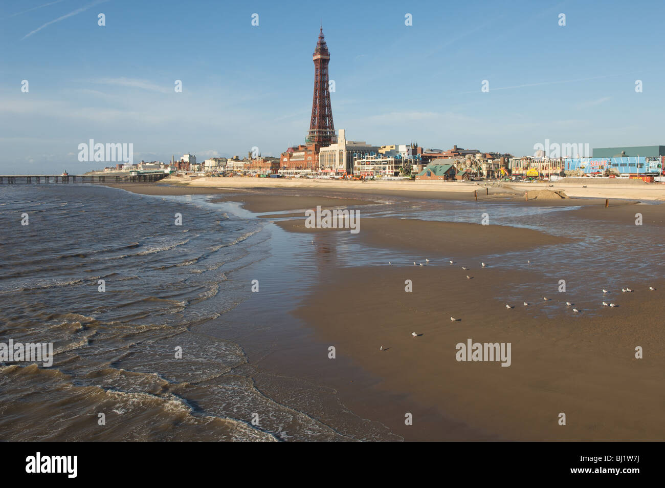 La Blackpool Tower, i moli e la Pleasure Beach sono le attrazioni di Blackpool Golden Mile, Lancashire, Regno Unito Foto Stock