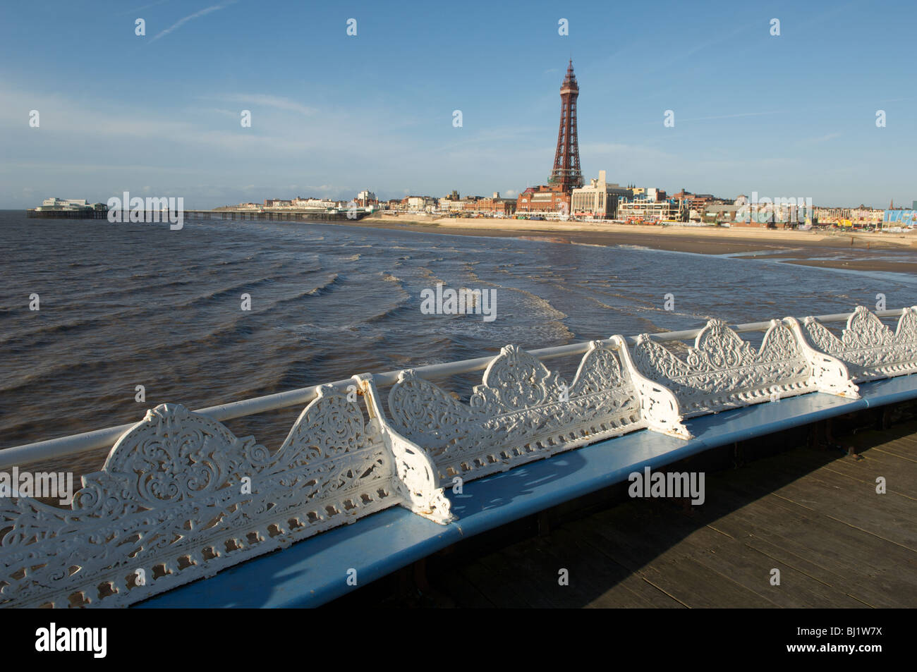 La Blackpool Tower, i moli e la Pleasure Beach sono le attrazioni di Blackpool Golden Mile, Lancashire, Regno Unito Foto Stock