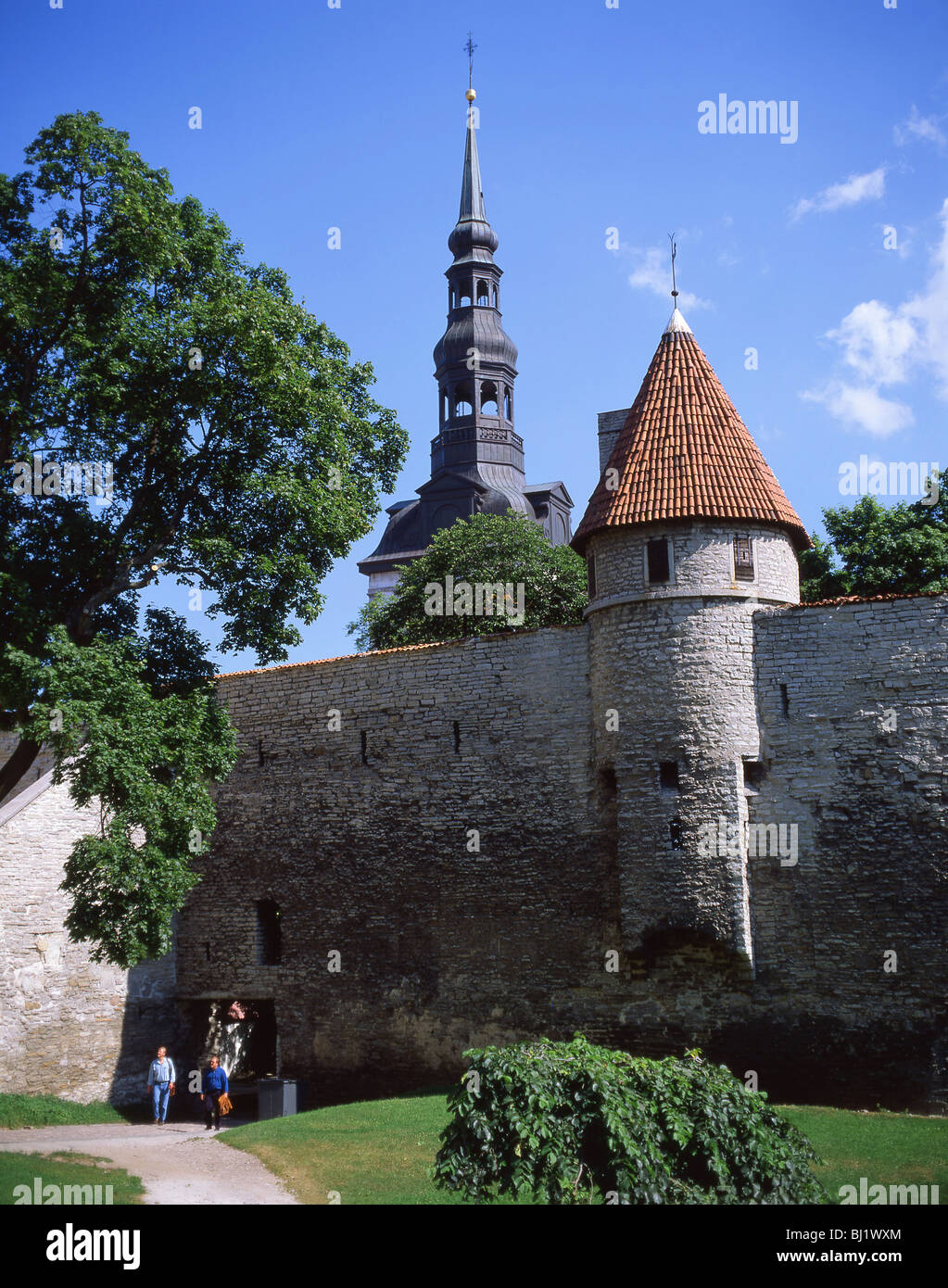 Mura della Città Vecchia e St Nicholas' Chiesa guglia, Città Vecchia, Tallinn, Harju County, della Repubblica di Estonia Foto Stock