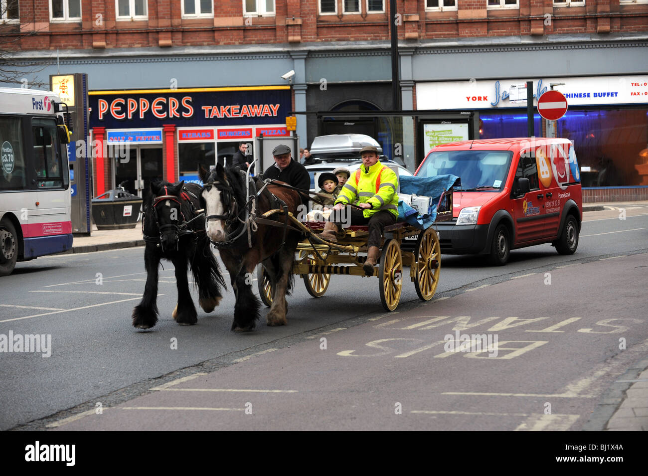 Rag e uomo di osso con cavallo carrello città di York nel North Yorkshire England Regno Unito Foto Stock