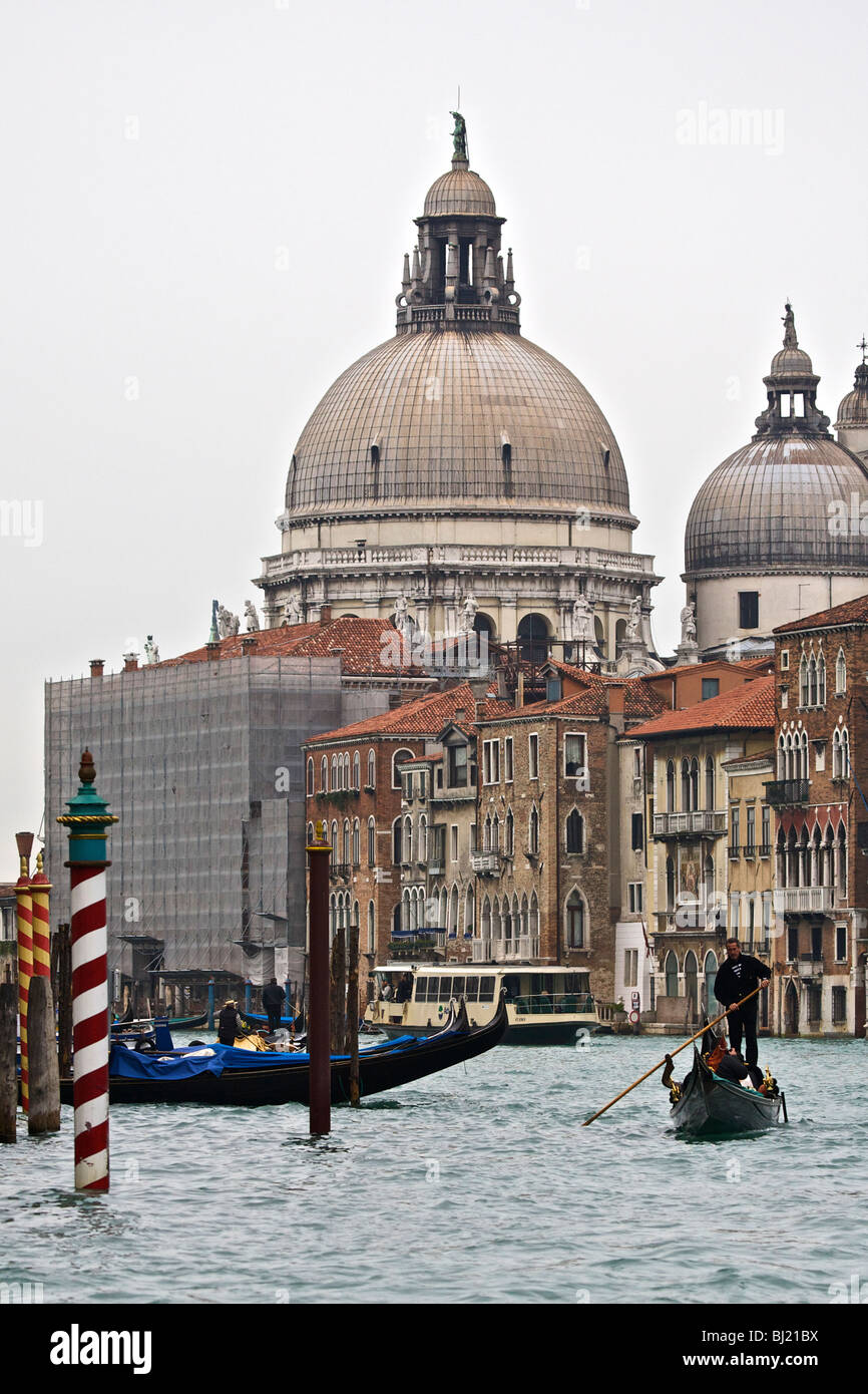 Santa Maria della Salute attraverso il Canal Grande a Venezia, Veneto, Italia Foto Stock