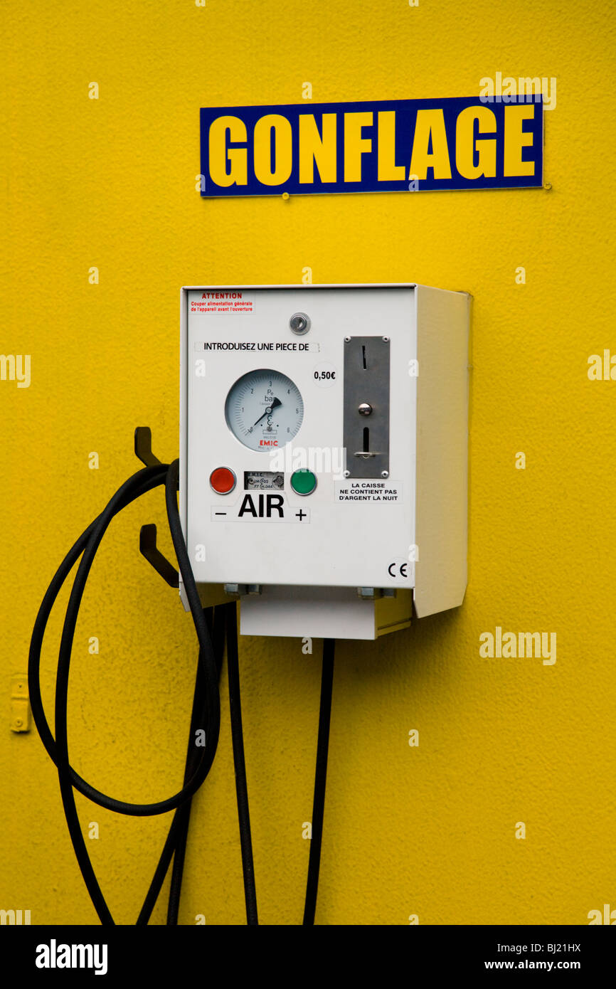 A gettoni macchina aria pompa / auto gonfiaggio pneumatici / soffiaggio pompa pneumatico in corrispondenza di una stazione di servizio in Francia. Foto Stock