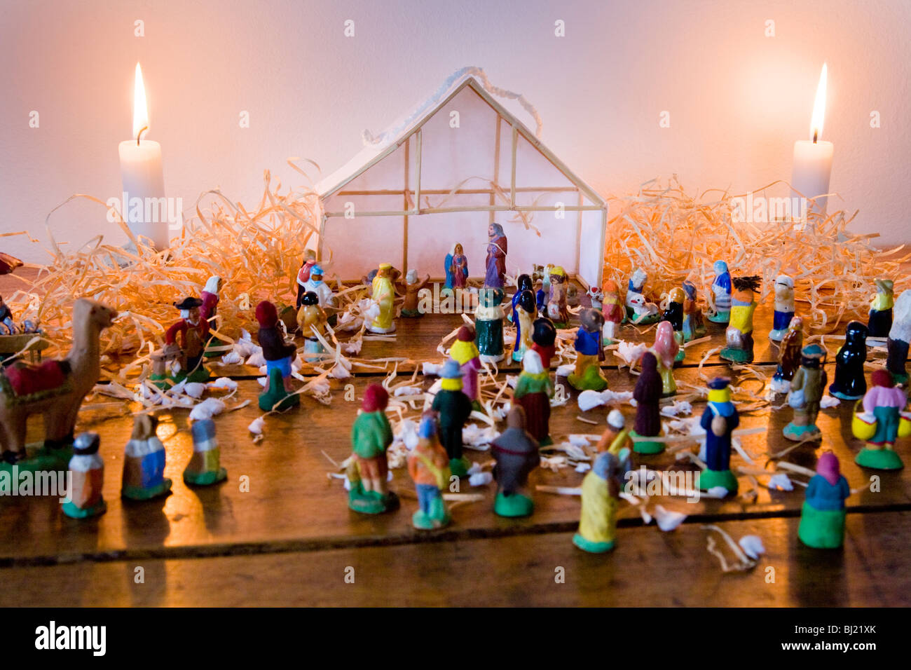 Bambino la scena della natività - con candele e figure di Giuseppe e di Maria e di Gesù. Foto Stock