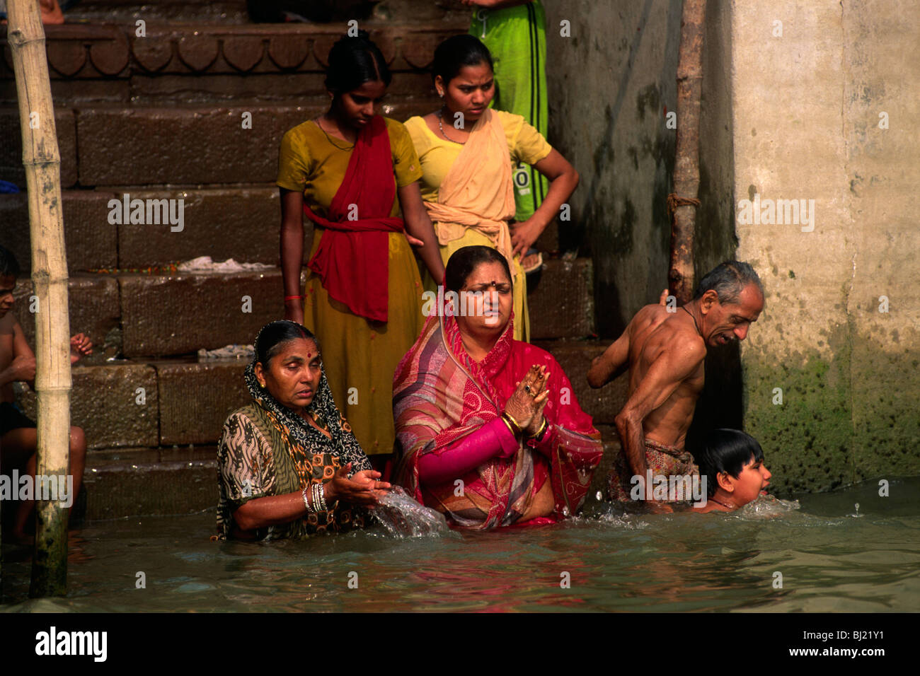 India, Varanasi, fiume Gange, donne che pregano all'alba Foto Stock