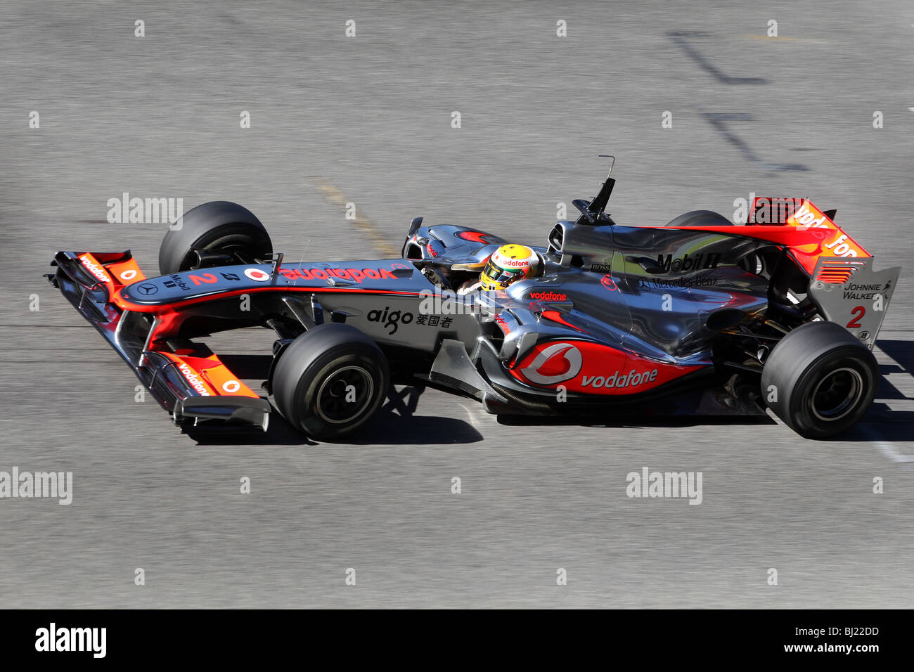 Lewis Hamilton alla guida della 2010 McLaren Mercedes auto di Formula Uno a Barcellona. Foto Stock