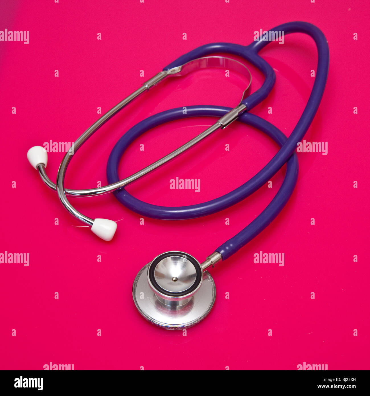 stetoscopio su sfondo rosa dello studio. Foto Stock