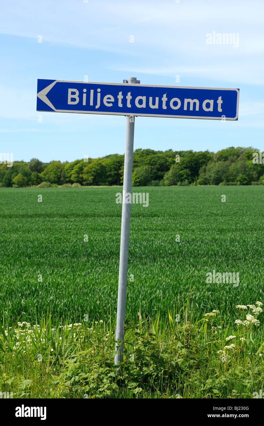 Un segno di fronte a un campo verde, Svezia. Foto Stock