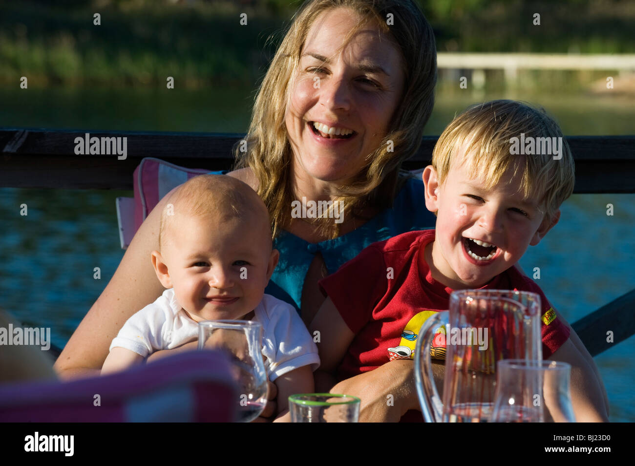 Donna con due bambini di mangiare all'aperto, Svezia. Foto Stock