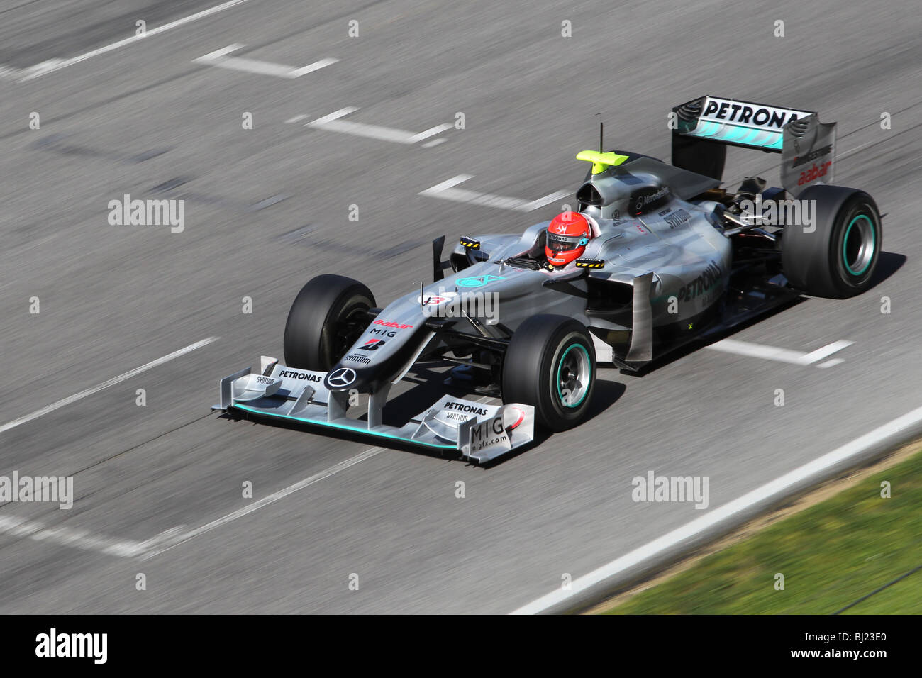 Michael Schumacher al volante per il 2010 team Mercedes Grand Prix sul circuito di Montmelò in Spagna. Foto Stock
