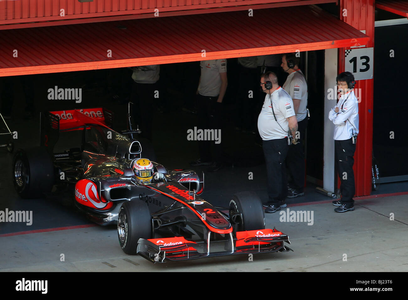 Lewis Hamilton alla guida della McLaren Mercedes auto di Formula Uno e di uscire dal box di Barcellona. Foto Stock