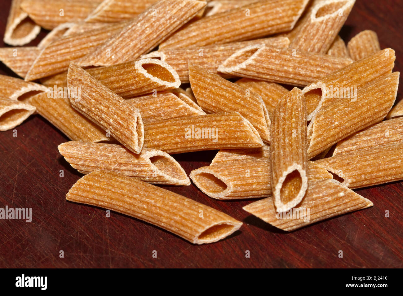 Non cotti di penne integrali pasta rigata Foto Stock