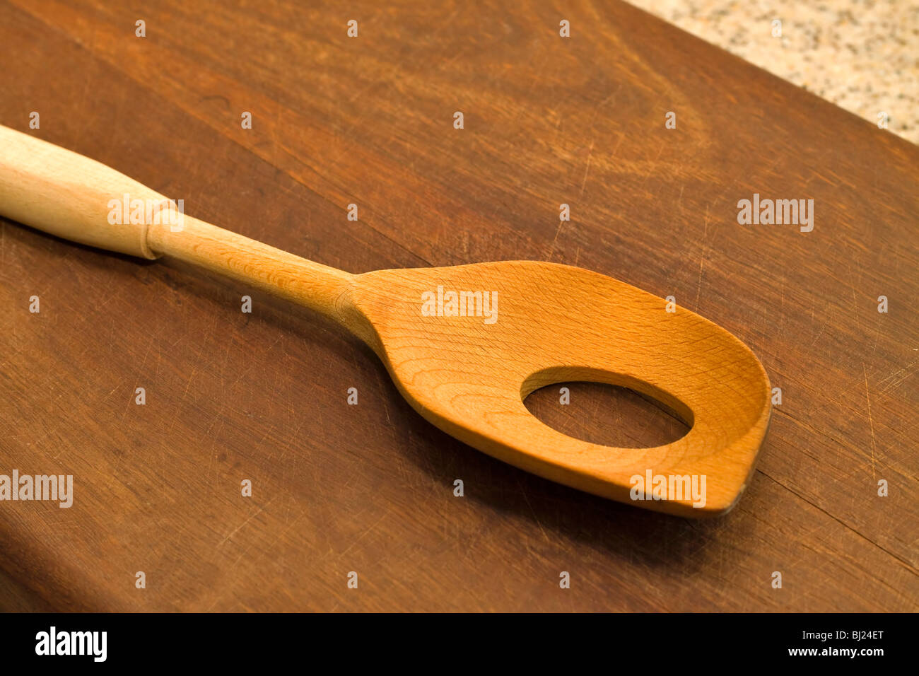 Specialized cucchiaio di legno con un foro nel recipiente Foto Stock