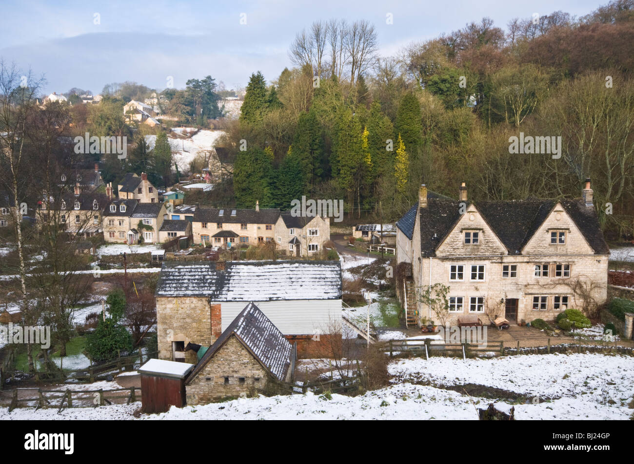 Scena invernale di villaggio Costwold Chalford, Gloucestershire, Regno Unito Foto Stock