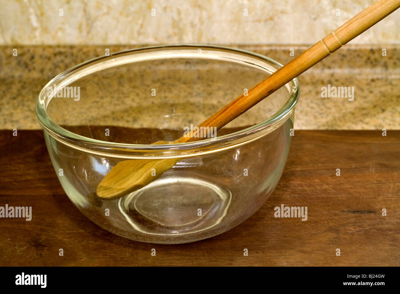 Cucchiaio di legno in un grande recipiente di vetro Foto Stock