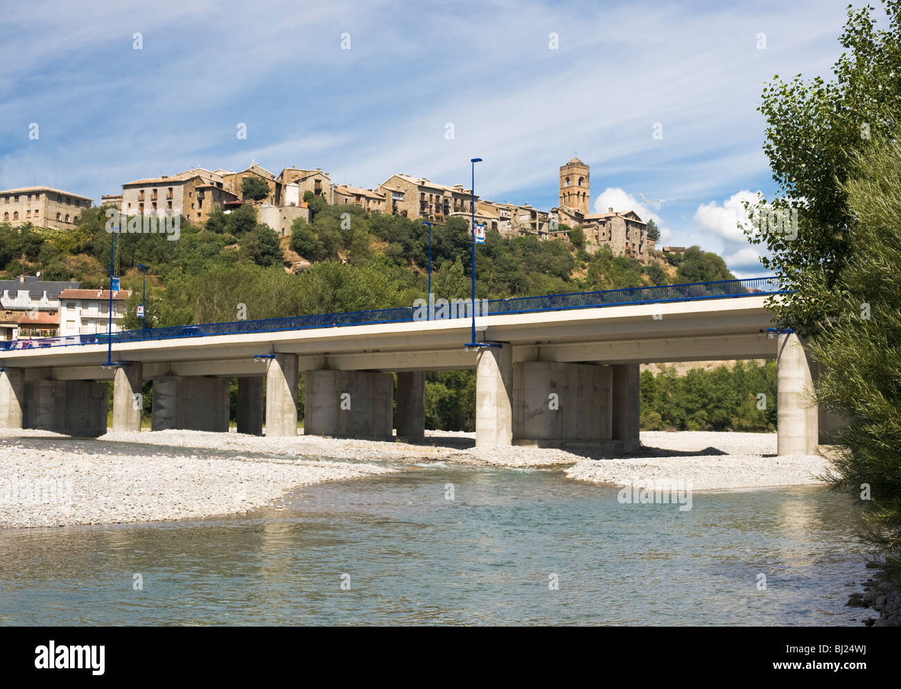 Ponte sul Rio Cinca nella città di Ainsa, provincia di Huesca, Aragona Spagna settentrionale con la città medievale in background Foto Stock