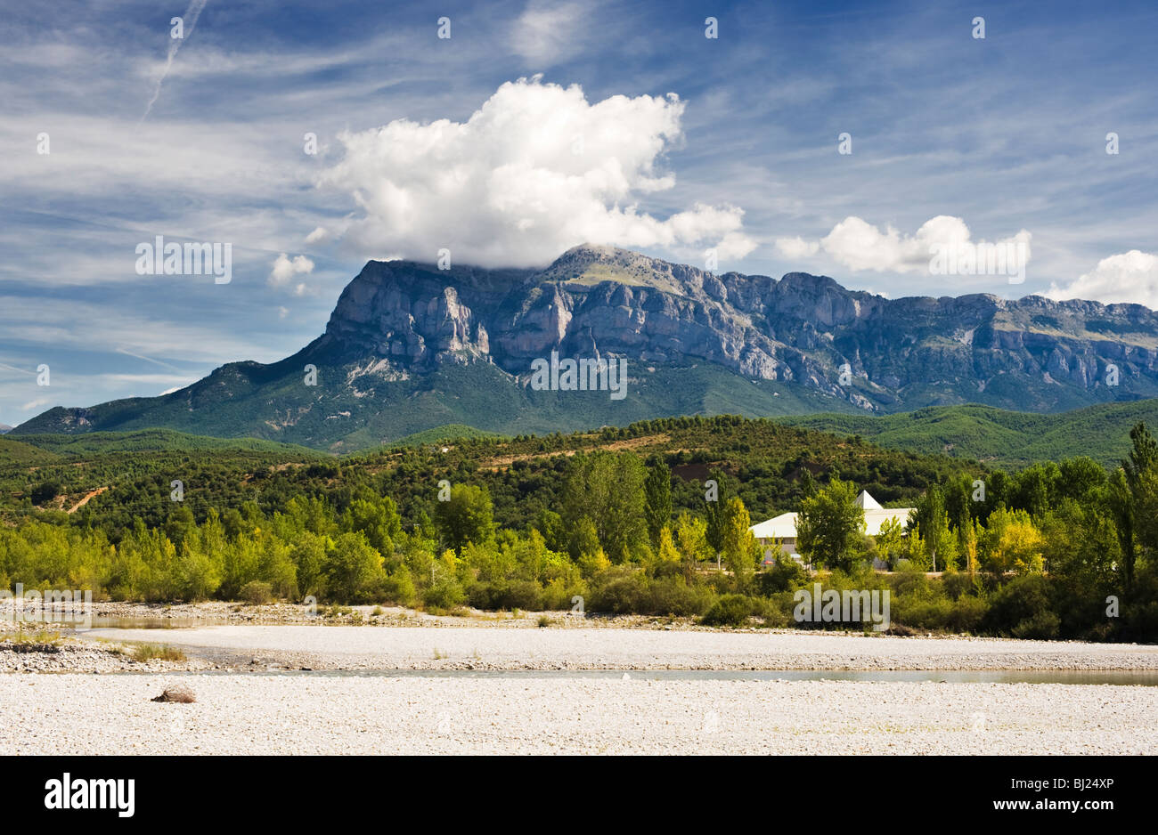 Rio Cinca fluente attraverso Ainsa, provincia di Huesca, Spagna settentrionale, con il massiccio calcareo della pena Montanesa, in background Foto Stock