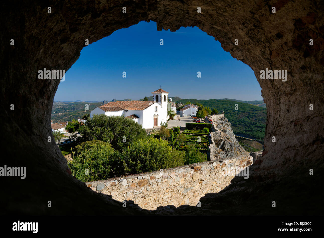 Il Portogallo, l'Alentejo, Marvão chiesa, ora un museo, visto dalle mura del castello Foto Stock