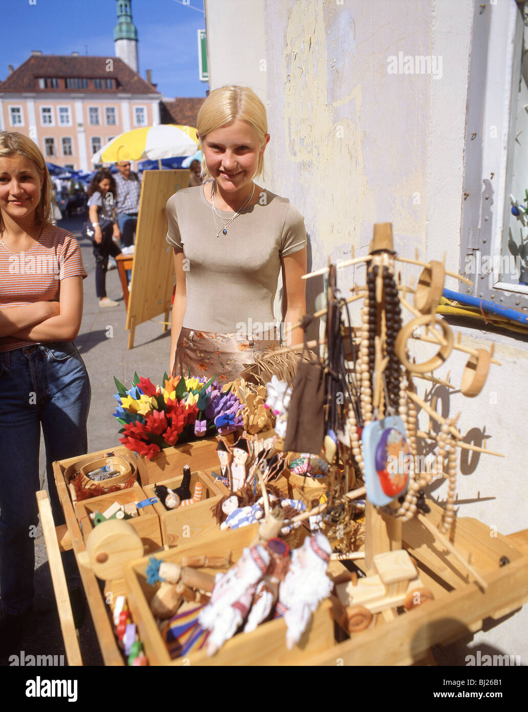 Ragazza locale con stallo craft, Città Vecchia, Tallinn, Harju County, della Repubblica di Estonia Foto Stock