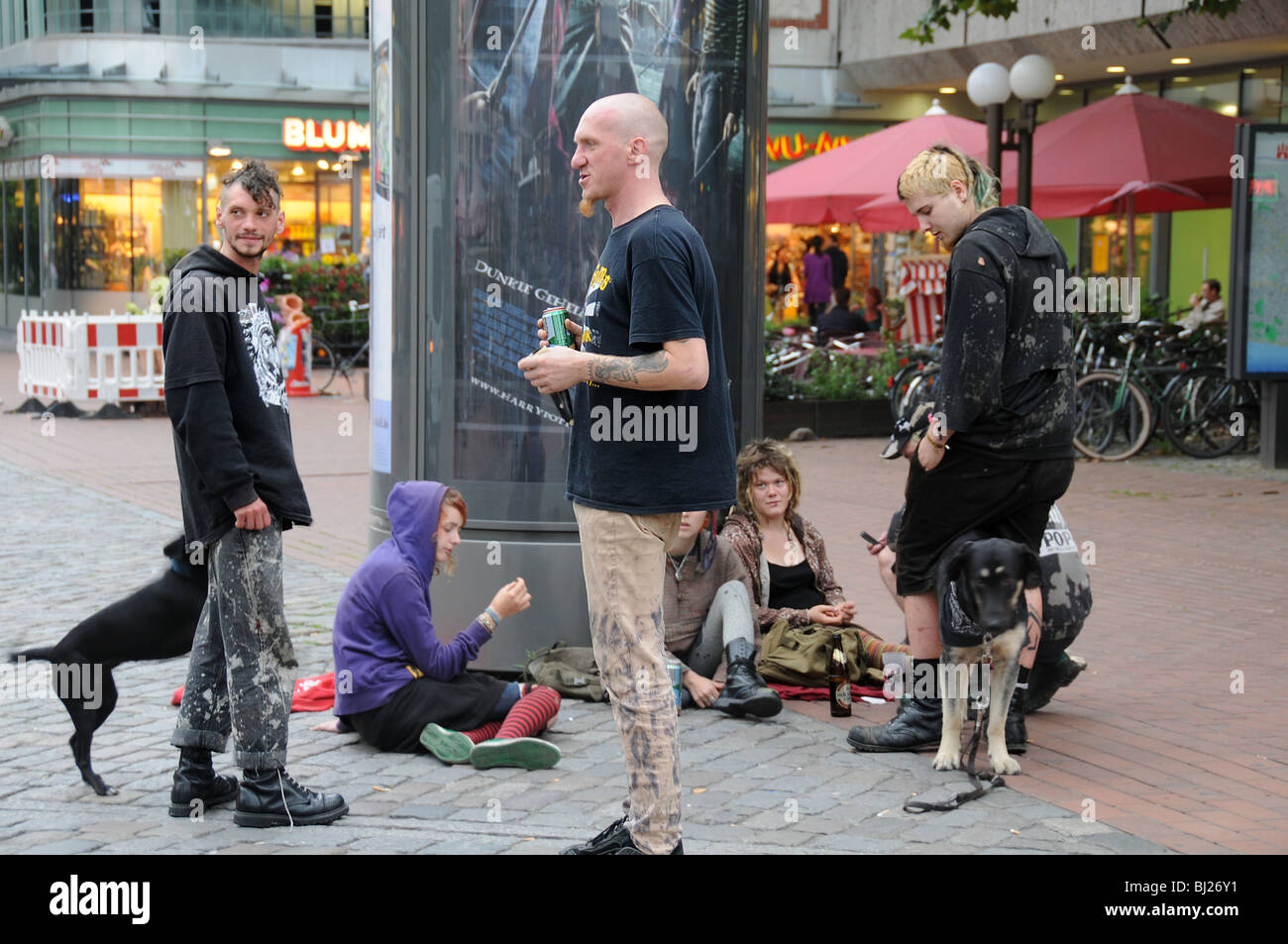Giovani punks skinheads con i loro cani e la birra in strada alla stazione di Ottensen , Altona Amburgo, Germania Foto Stock