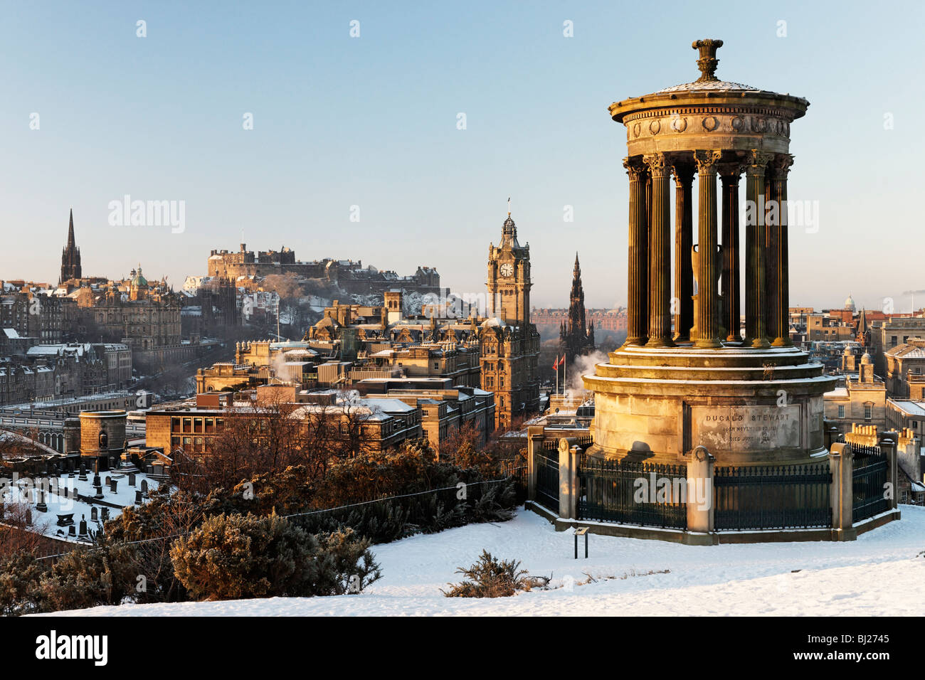 Il Dugald Stewart monumento su Calton Hill con vista dello skyline della città tra cui il castello di Edimburgo, Scozia, Regno Unito. Foto Stock